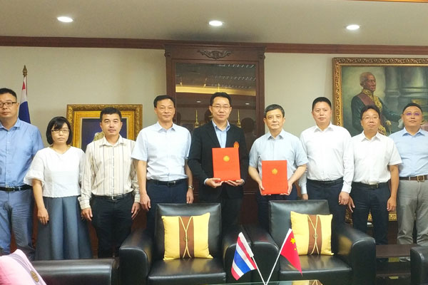 中国大学参访泰国大学签署友好备忘录